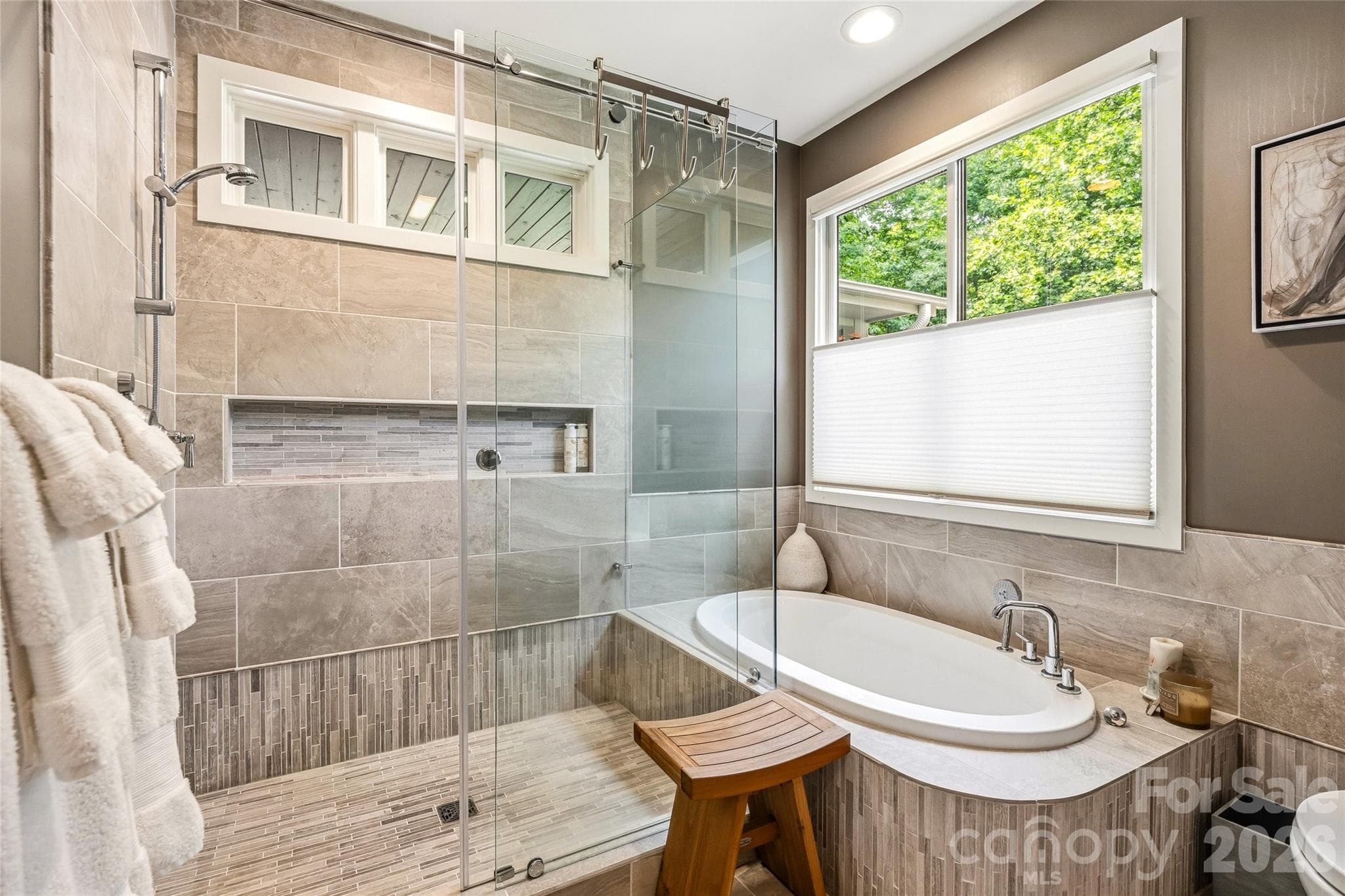 soaking tub to relax - 233 Tanglewood Lane, Saluda