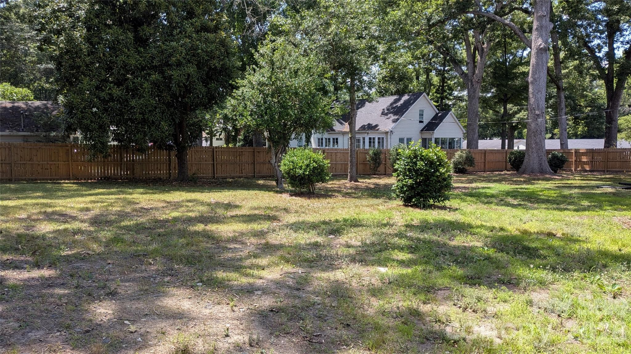 Huge sideyard with convenient gate. - 933 W Warren Street, Shelby