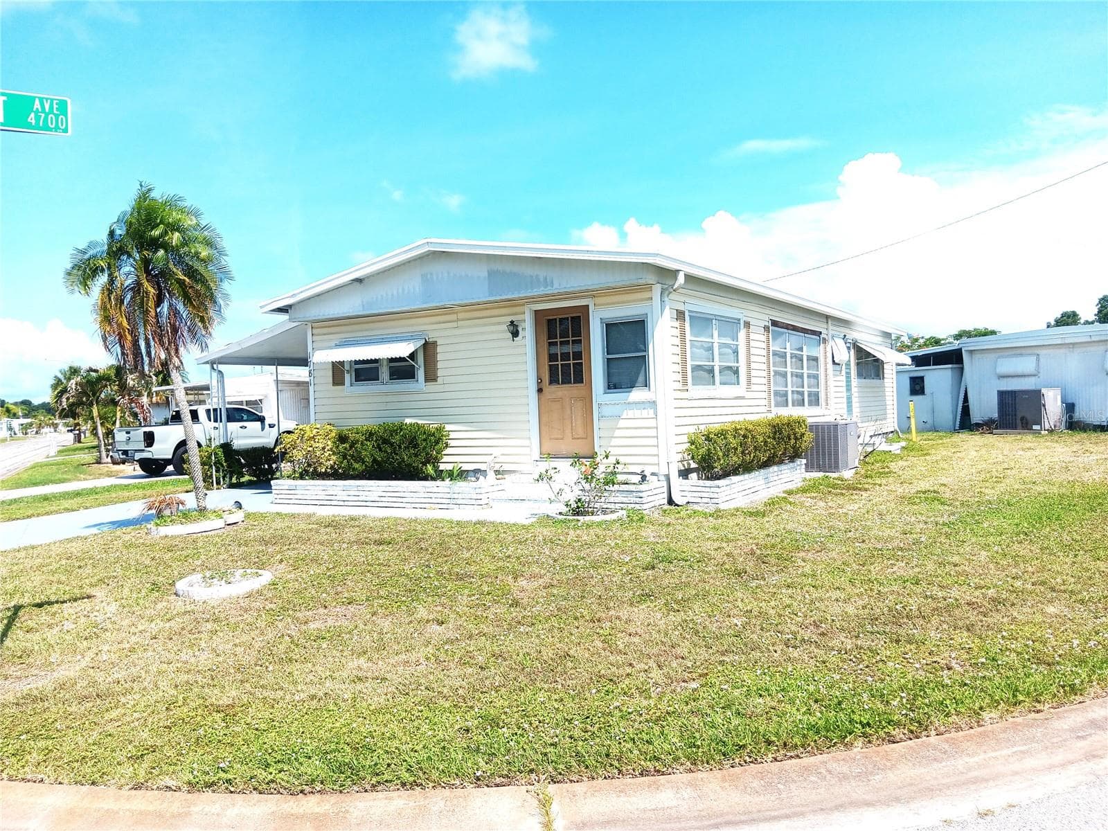 Lots of room. You own the land. - 1781 OLYMPIA FIELDS ST, SARASOTA