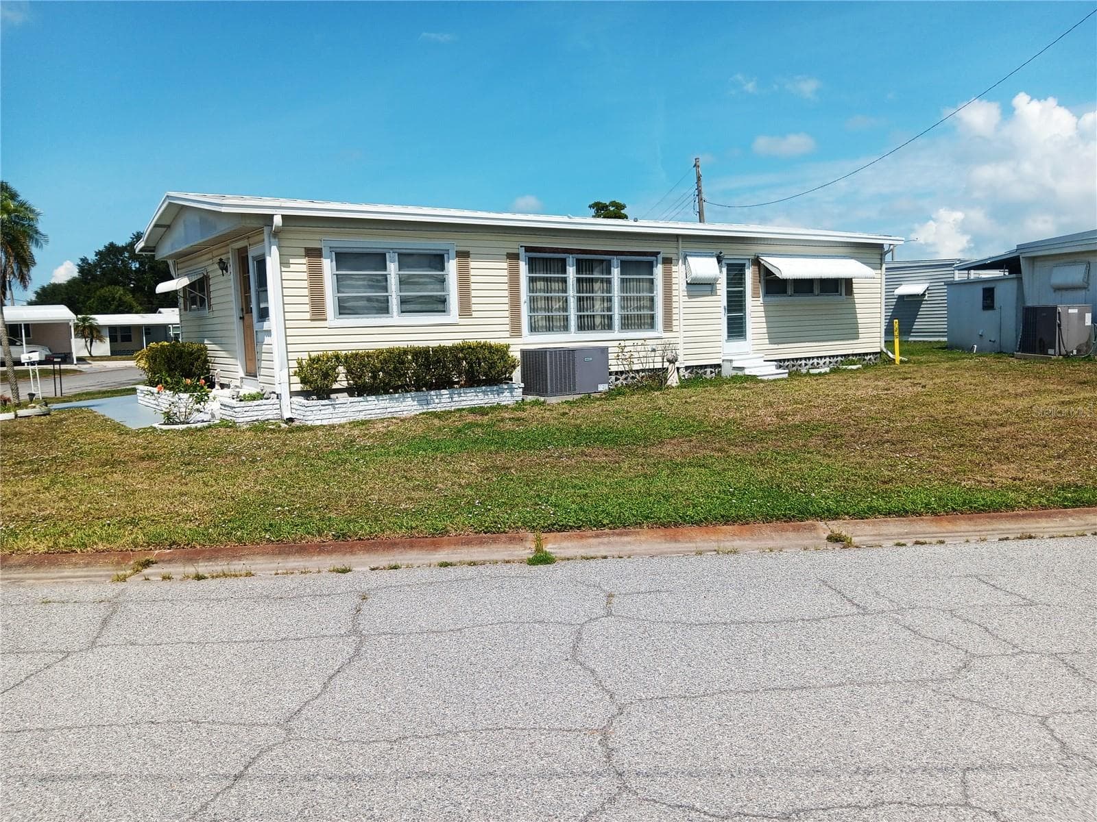 Look at that huge side yard. More +privacy for you. - 1781 OLYMPIA FIELDS ST, SARASOTA
