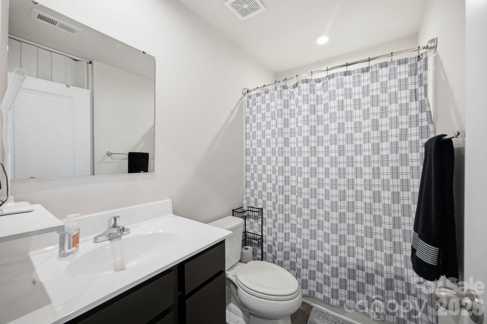 Hall Bathroom - 6121 Cutwater Circle, Charlotte