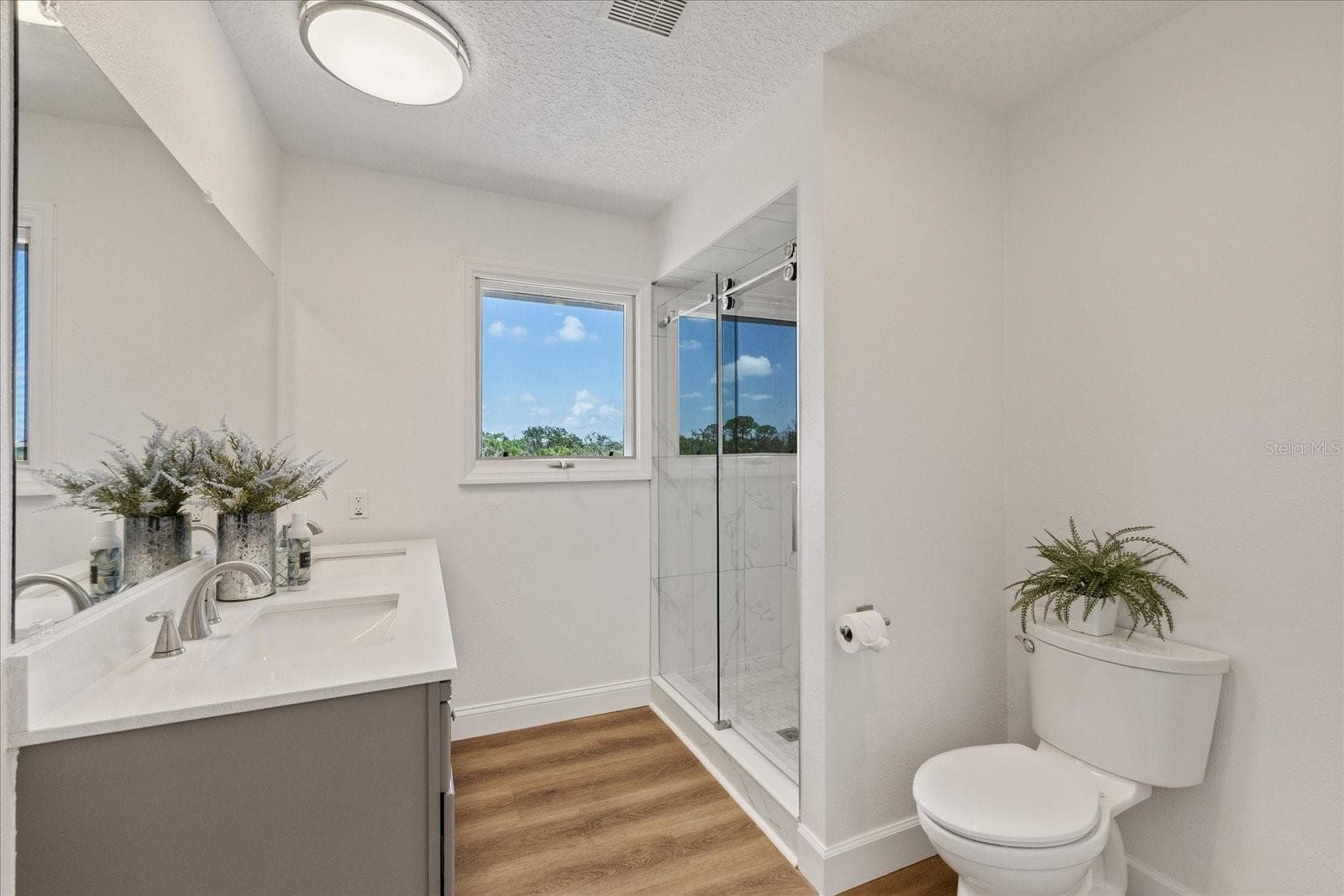 Upstairs hallway bathroom - 5623 HULL CT, NEW PORT RICHEY