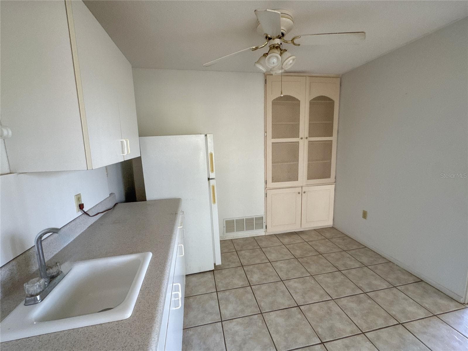 EFFICIENCY KITCHEN OFF OF BEDROOM 3 - 3234 DANTE DR, SARASOTA