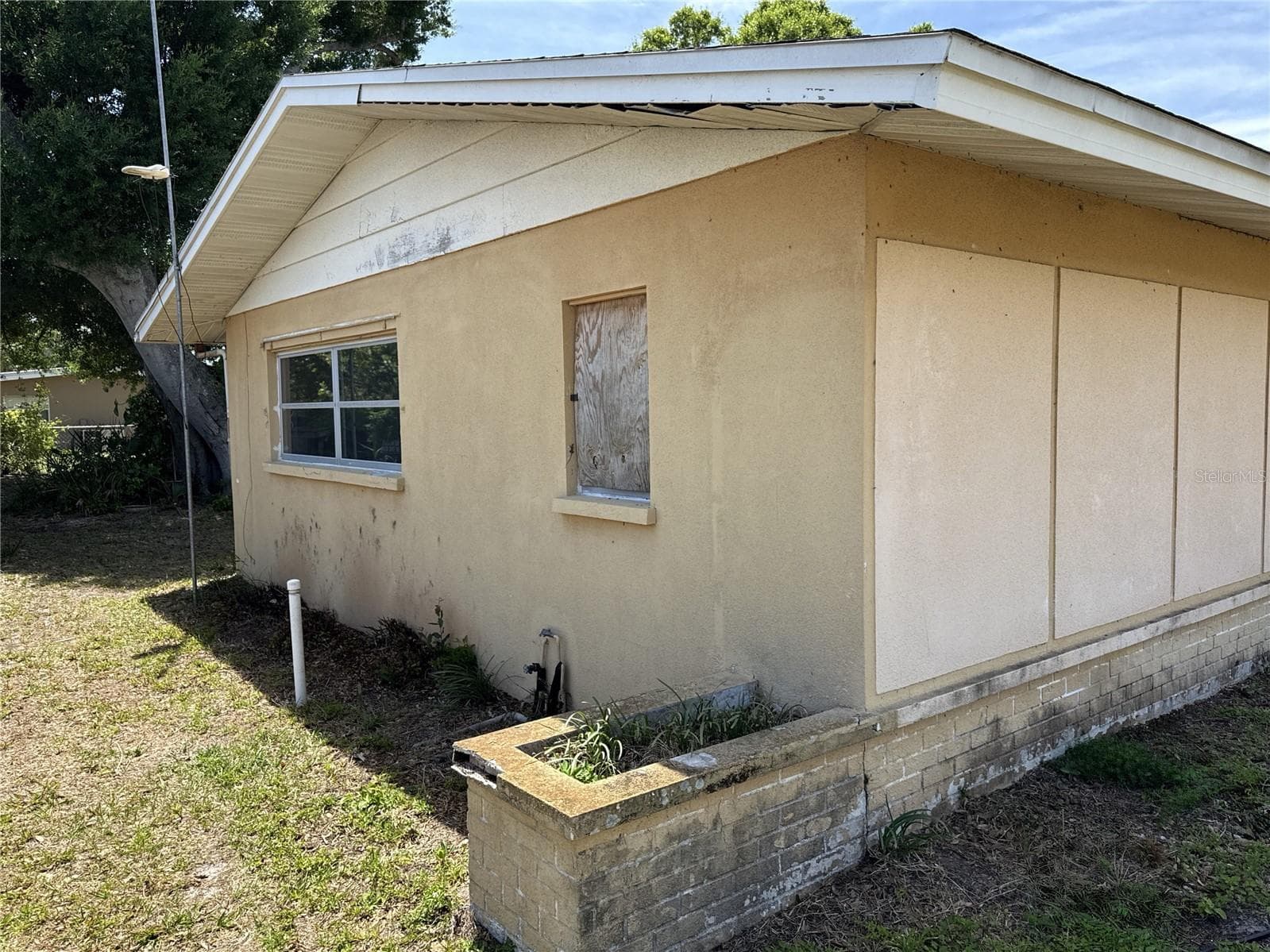 LEFT SIDE OF HOME - 3234 DANTE DR, SARASOTA