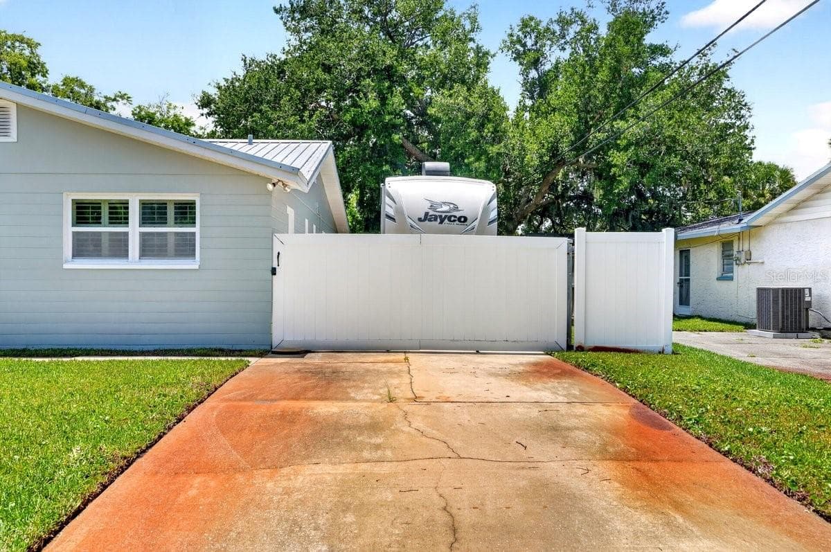 Single Family Residence at 2334 CITRUS AVE, SOUTH DAYTONA, photo 6 of 56