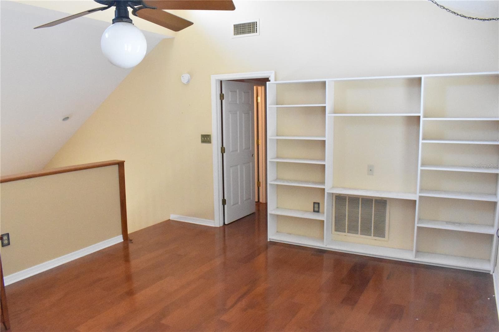 Loft area with built-in shelving - 7606 15TH AVE NW, BRADENTON