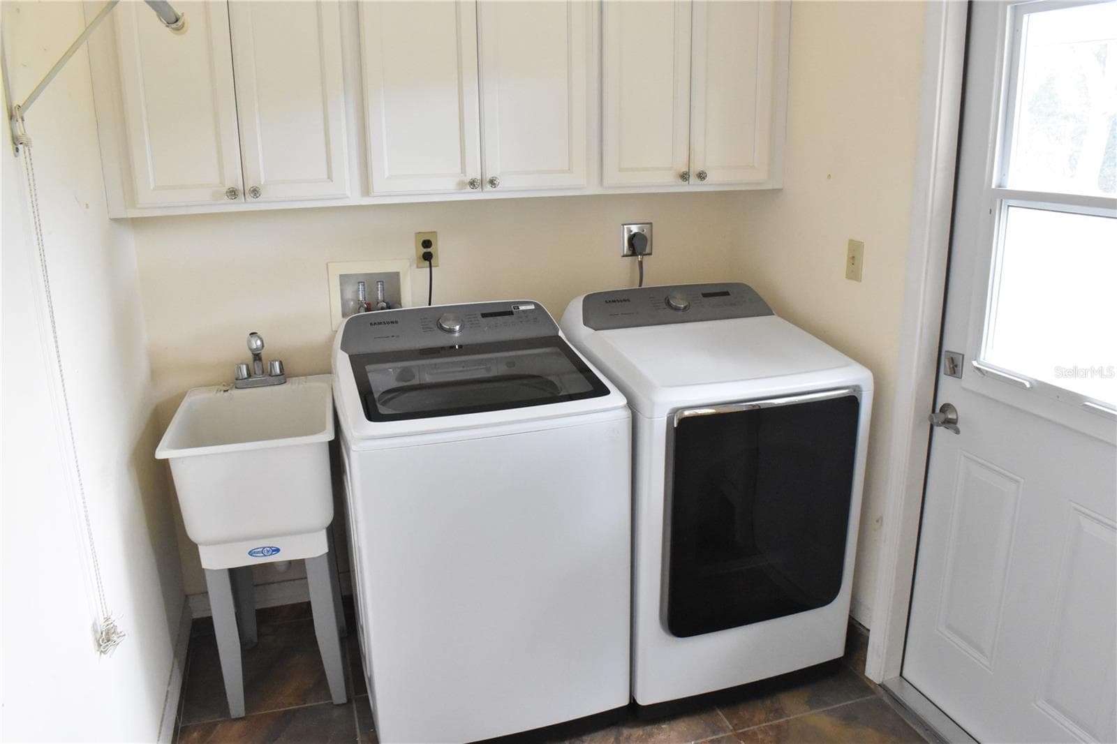 Laundry room with an exit door to back yard - 7606 15TH AVE NW, BRADENTON