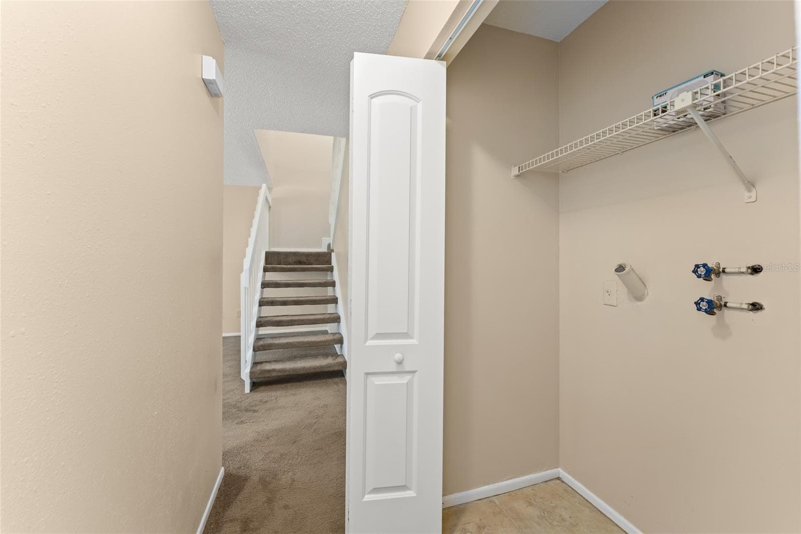 washer and dryer hook up - 4623 RING NECK RD #B-1, ORLANDO