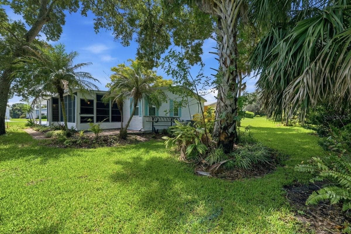 Backyard of property; no direct rear neighbors. Notice the Florida Room on back. - 304 PORTSIDE LN, EDGEWATER