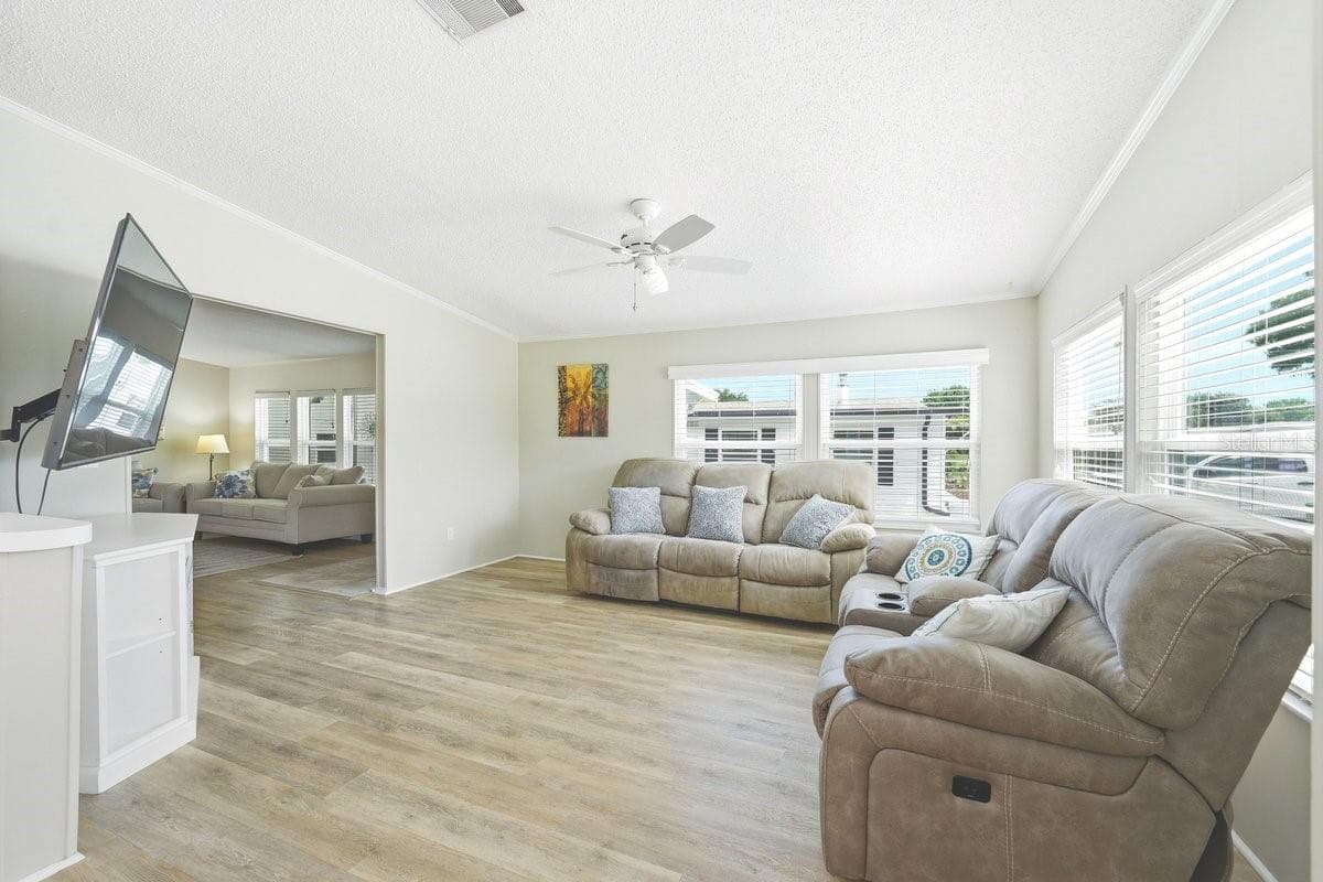 Family Room off the kitchen. Lots of windows. Blinds stay with the home. Ceiling Fan. - 304 PORTSIDE LN, EDGEWATER