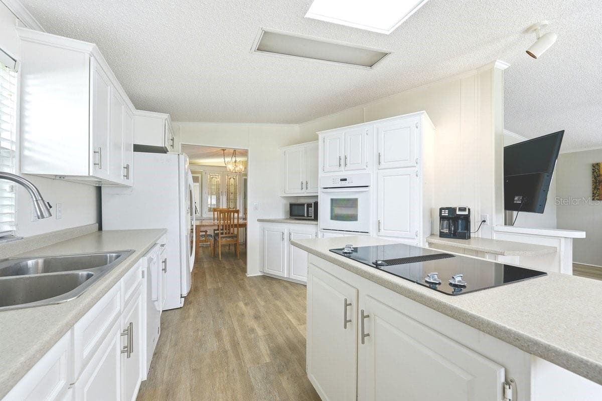 Fantastic kitchen for the cook at heart. Loads of cabinet space. Wall oven & Cooktop. Skylight. - 304 PORTSIDE LN, EDGEWATER
