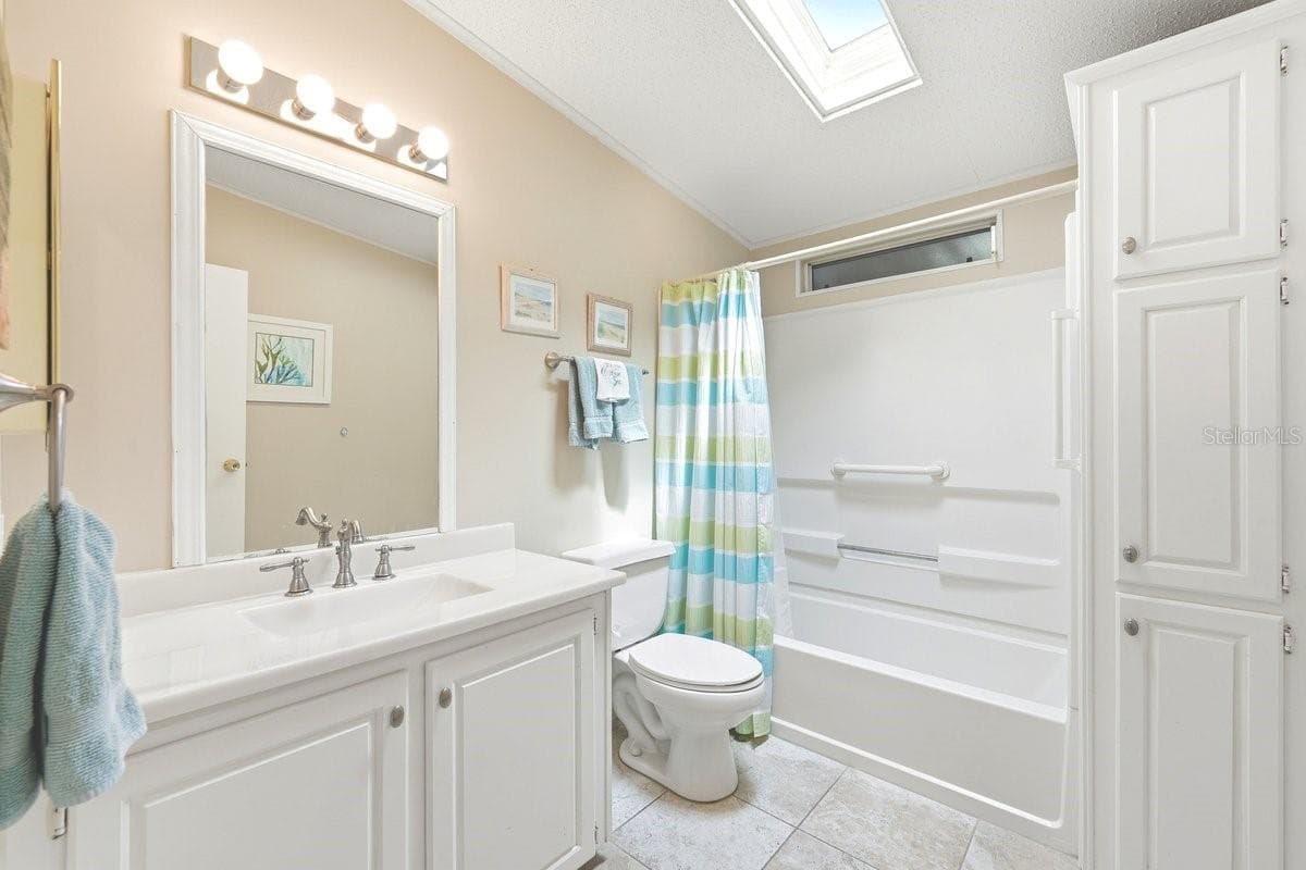 Hall Bath with Tub/Shower Combination. Built in Linen Closet. Upgraded Brushed Nickel Faucet. - 304 PORTSIDE LN, EDGEWATER