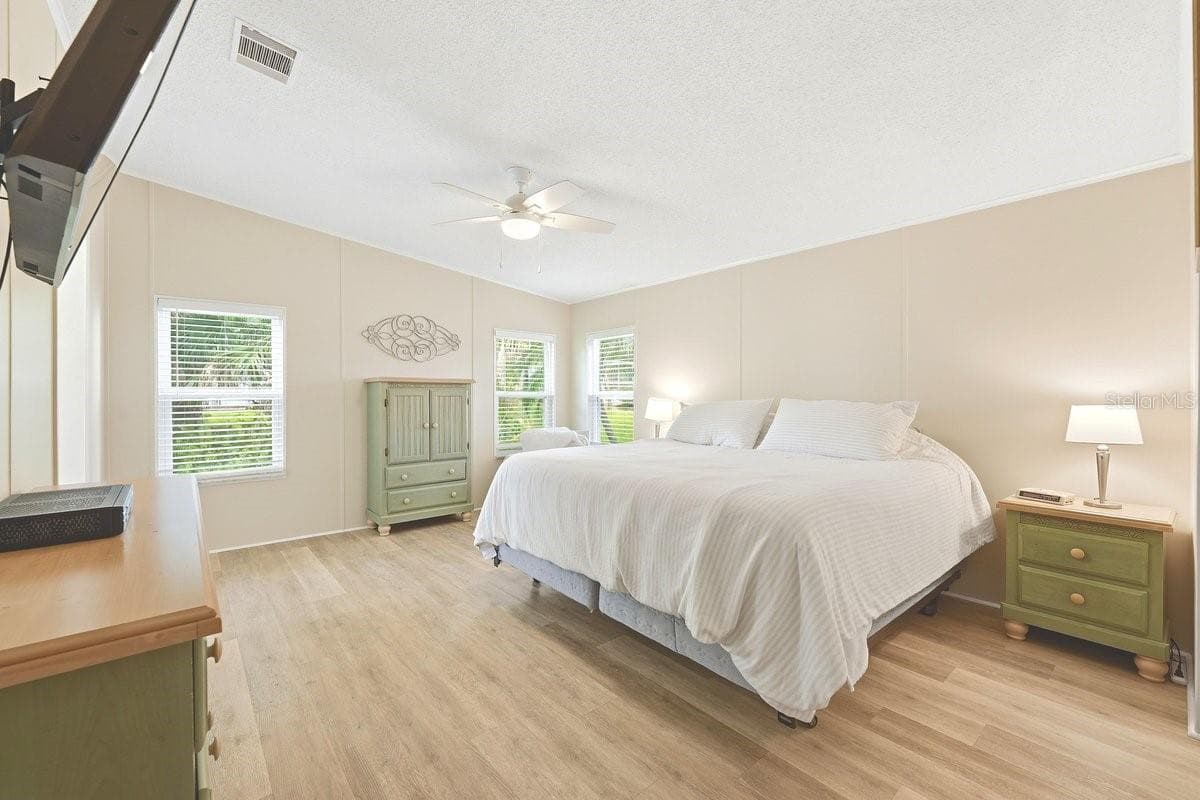 Owner's Suite, lots of windows for natural lighting, ceiling fan. Walk in Closet - 304 PORTSIDE LN, EDGEWATER