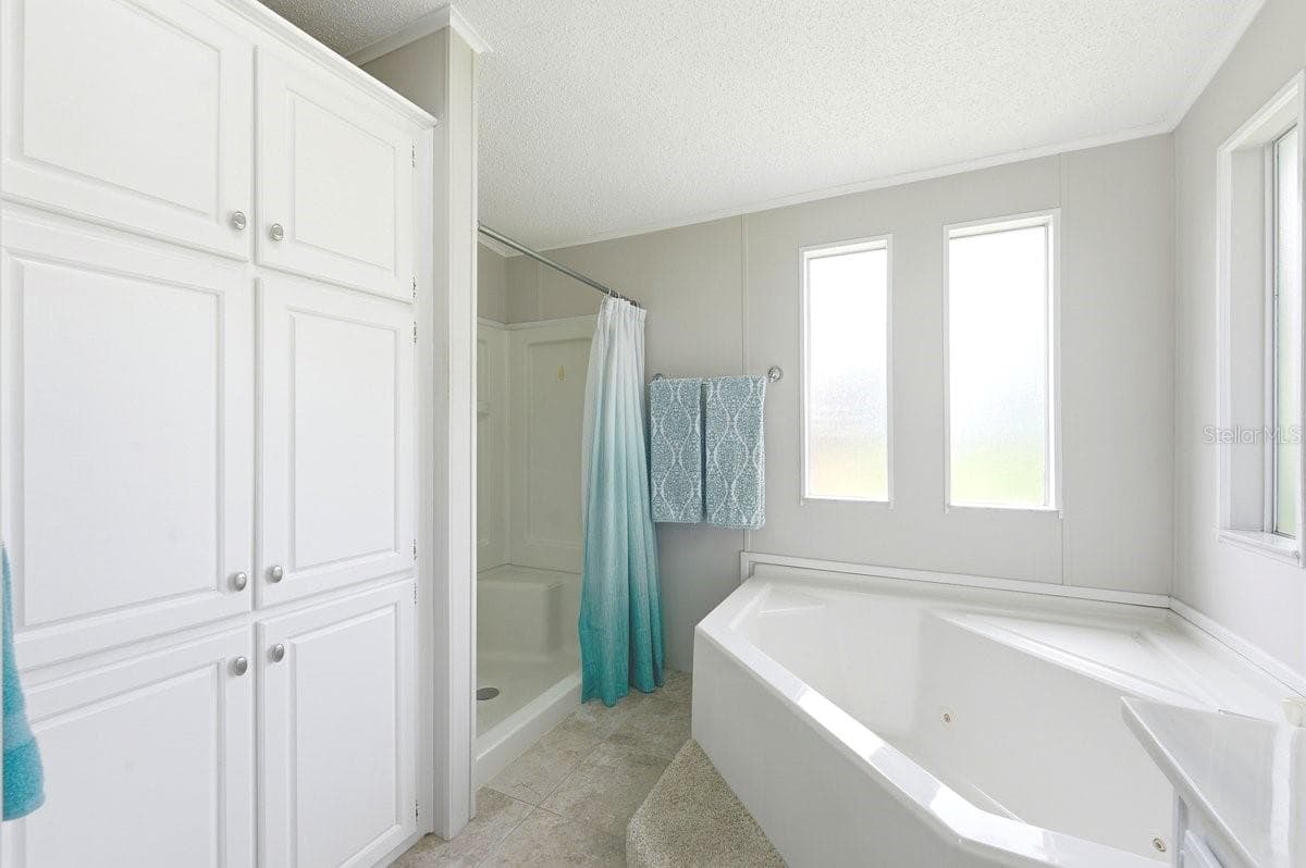 Garden Jet Tub with Separate Shower. Large Built in Linen Closet - 304 PORTSIDE LN, EDGEWATER