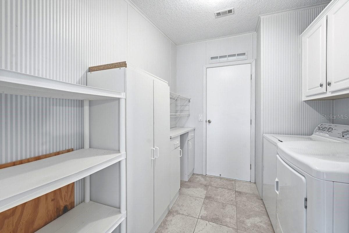 INDOOR Laundry Room. Look how spacious with lots of extra space for all your storage needs. - 304 PORTSIDE LN, EDGEWATER