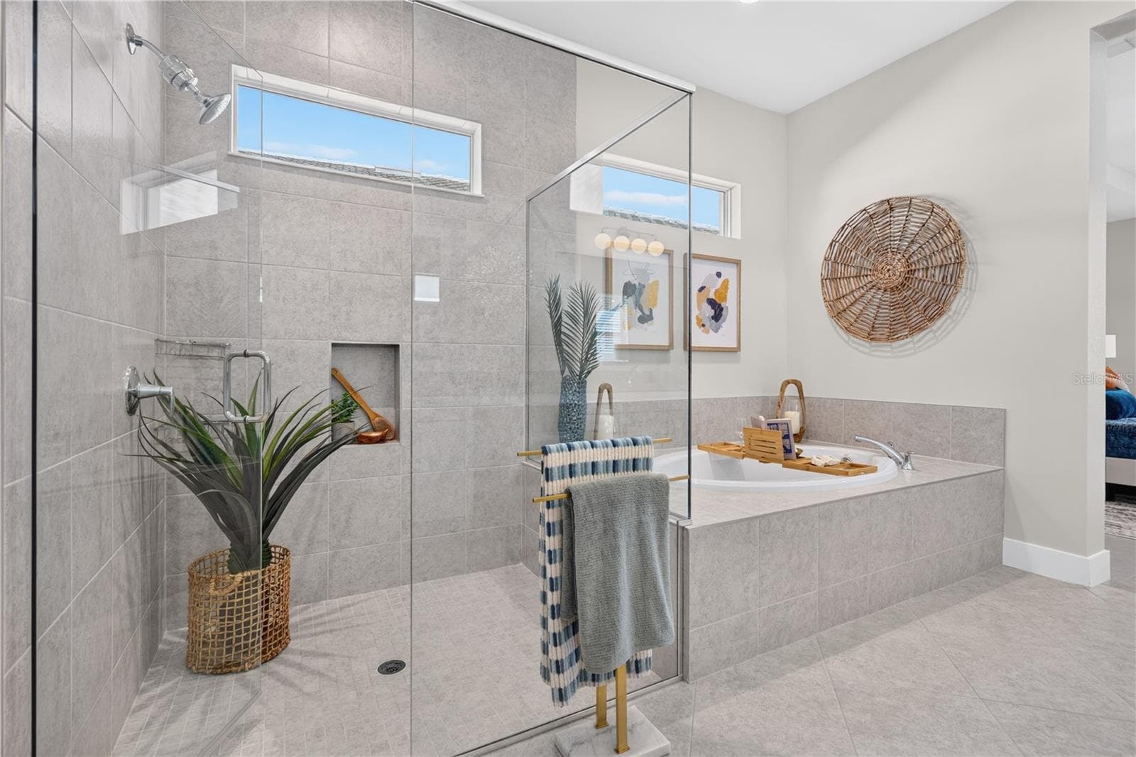 Walk-In Shower - 8154 REDONDA LOOP, LAKEWOOD RANCH