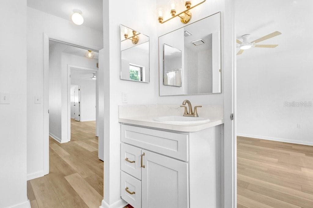 Jack and Jill Bathroom with shower tub combo and linen closet; directly accessible from second bedroom & hall. - 4949 PLEASANT HOLLOW TRL #211, LAKELAND