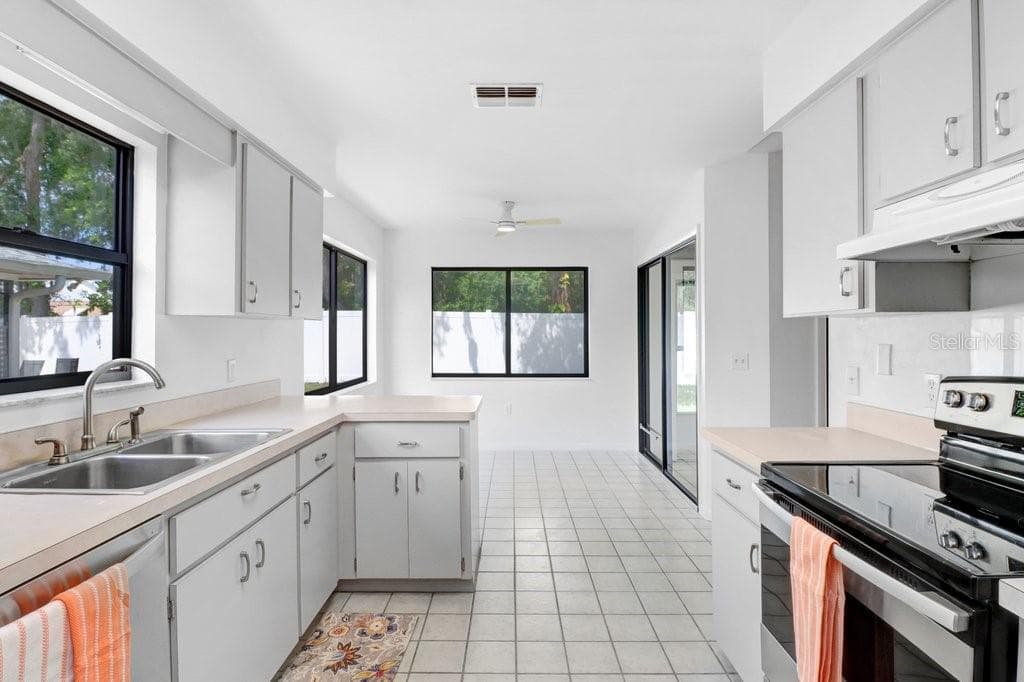 Entering from the Garage, Kitchen and Dinette. - 4949 PLEASANT HOLLOW TRL #211, LAKELAND