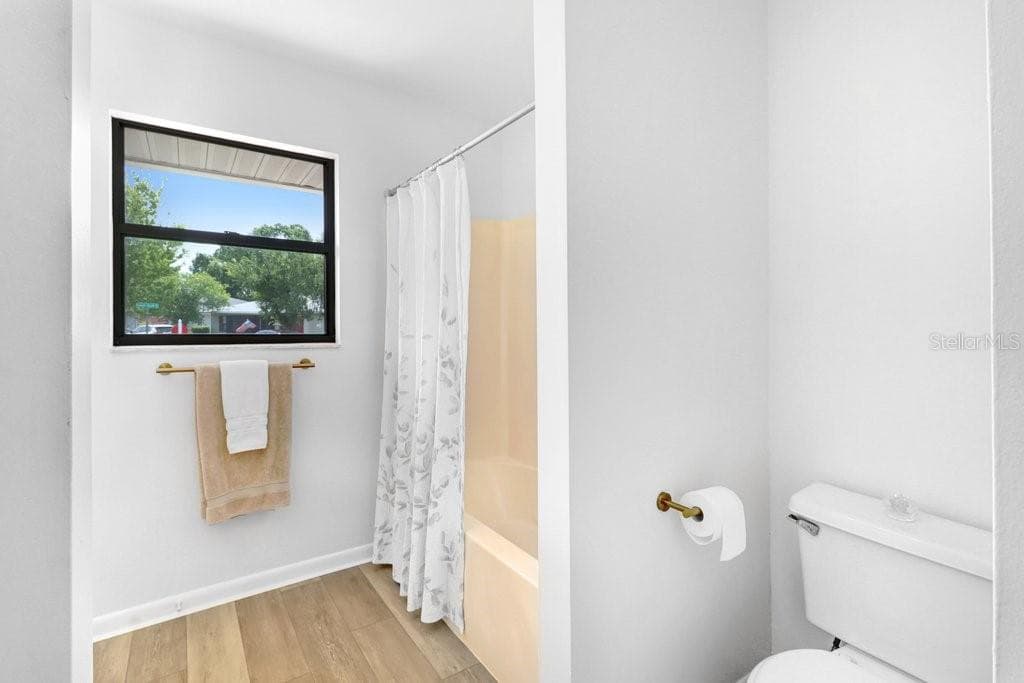 Jack and Jill Bath accessed from both the hallway and second bedroom. Tub/shower combo, linen closet, new vanity, hardware, mirror and light. - 4949 PLEASANT HOLLOW TRL #211, LAKELAND