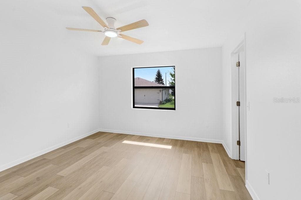 Second Bedroom with direct access to the hall bath. 6x9 walk in closet to the rear of photo. - 4949 PLEASANT HOLLOW TRL #211, LAKELAND