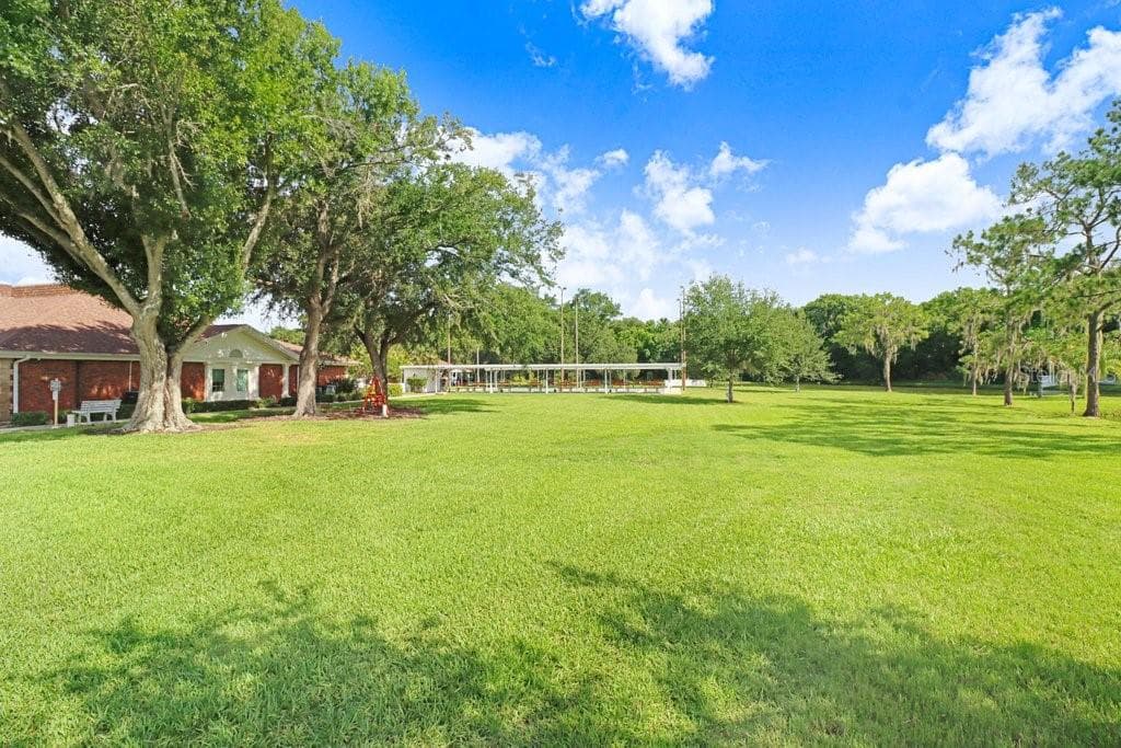 Clubhouse and shuffleboard courts - 4949 PLEASANT HOLLOW TRL #211, LAKELAND