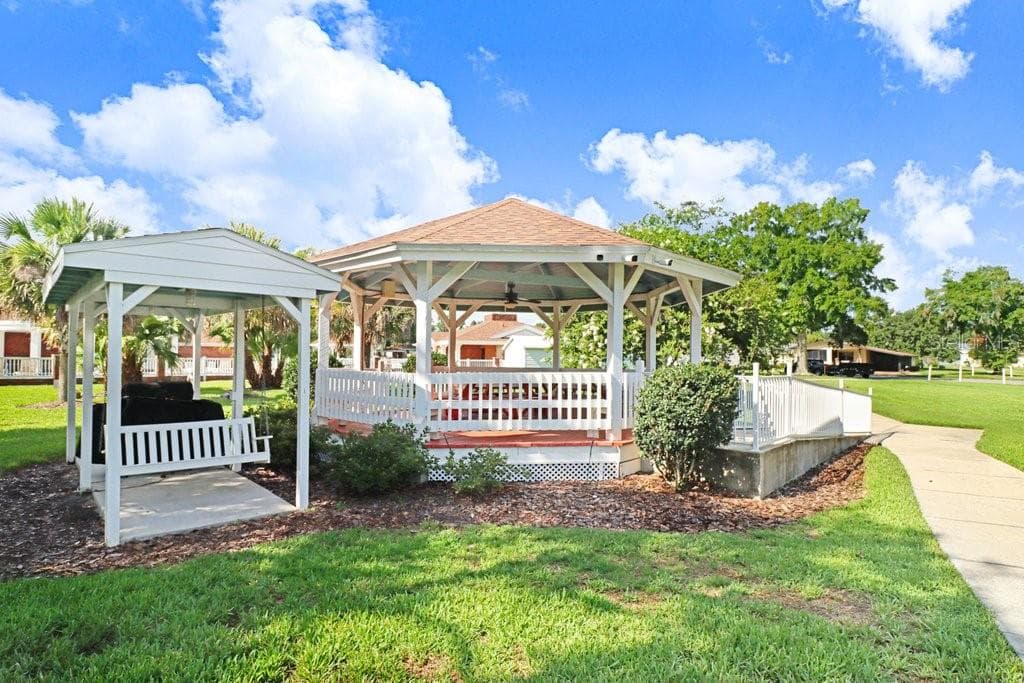 Swing bench and gazebo - 4949 PLEASANT HOLLOW TRL #211, LAKELAND