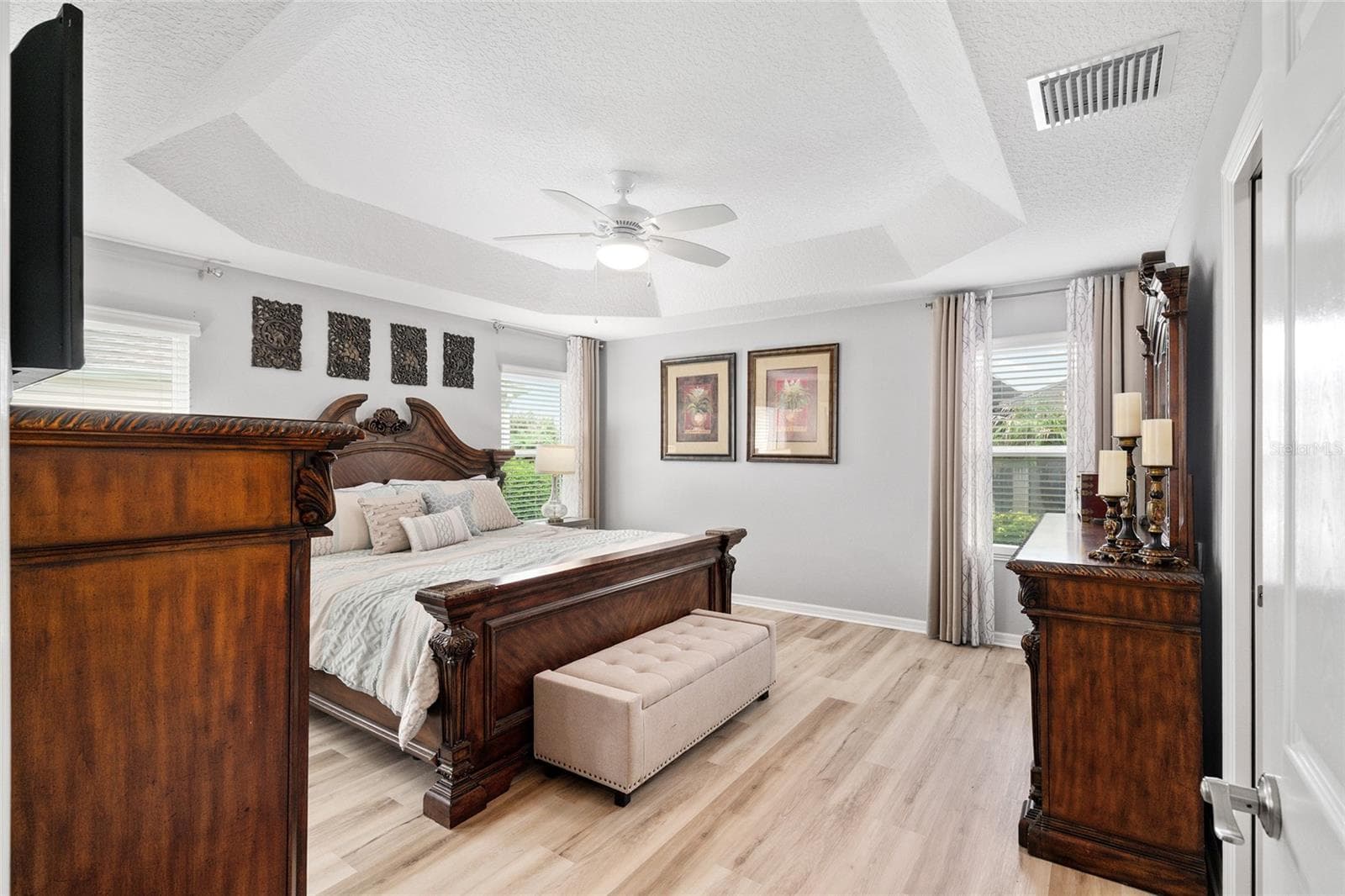 Spacious primary bedroom comfortably accommodates a king size bed - 1194 MCDONOUGH PL, THE VILLAGES