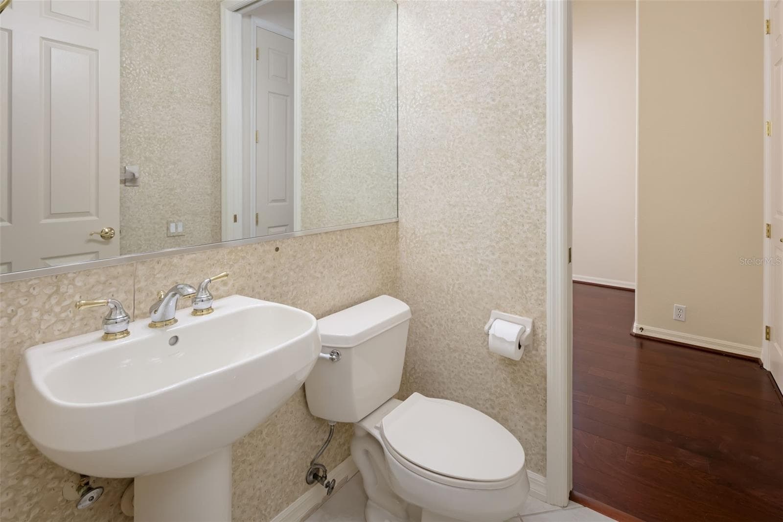 Half bath with pedal stool sink, next to the Den, Office, and Front Living room, Florida room. - 4770 MAINSAIL DR, BRADENTON