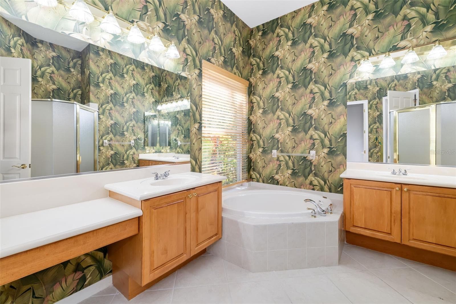 Primary, bathroom, with dual sinks, garden soaking tub, walk in shower - 4770 MAINSAIL DR, BRADENTON