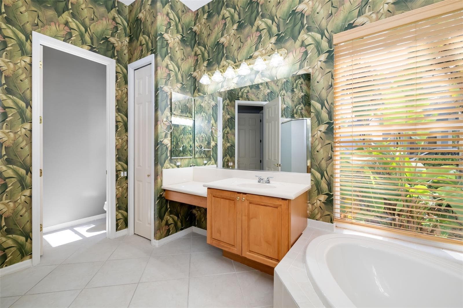Primary suite, ensuite bathroom, double vanity garden tub, with walk in shower - 4770 MAINSAIL DR, BRADENTON