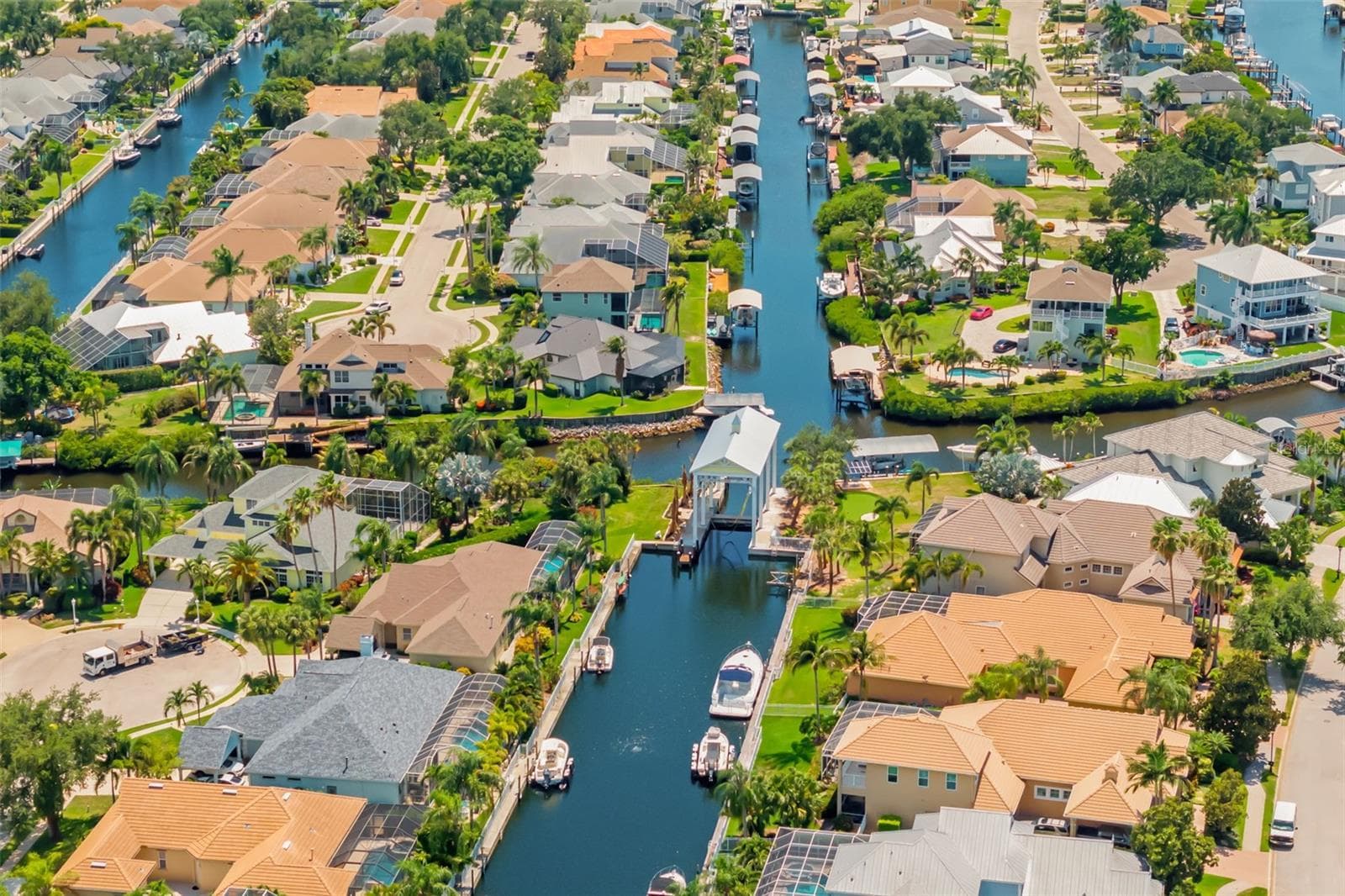 4770 Mainsail Drive, Bradenton, FL 34208 Freshwater canal with boat lift leading out to the Manatee River - 4770 MAINSAIL DR, BRADENTON