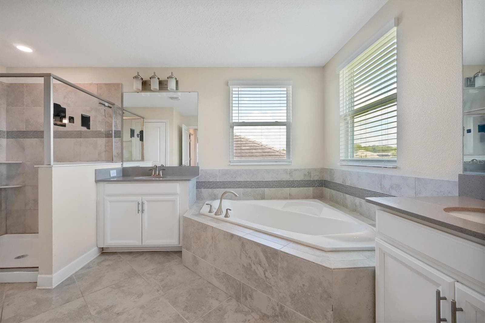 Primary Bathroom w/ dual-sink and plenty of natural lighting - 12151 IMAGINARY WAY, ORLANDO