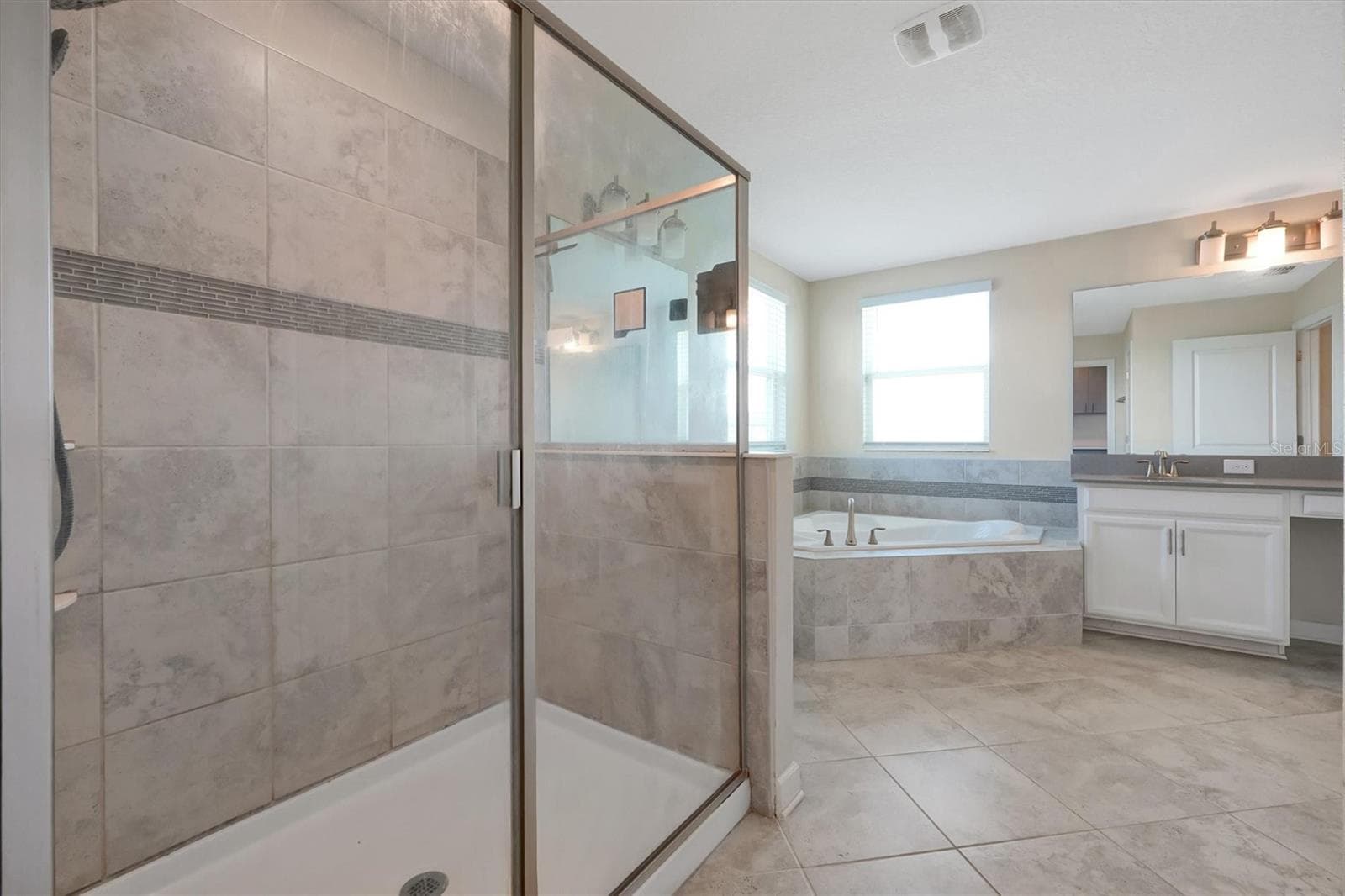 Primary Bathroom w/ dual-sink and plenty of natural lighting - stand up walking shower - 12151 IMAGINARY WAY, ORLANDO