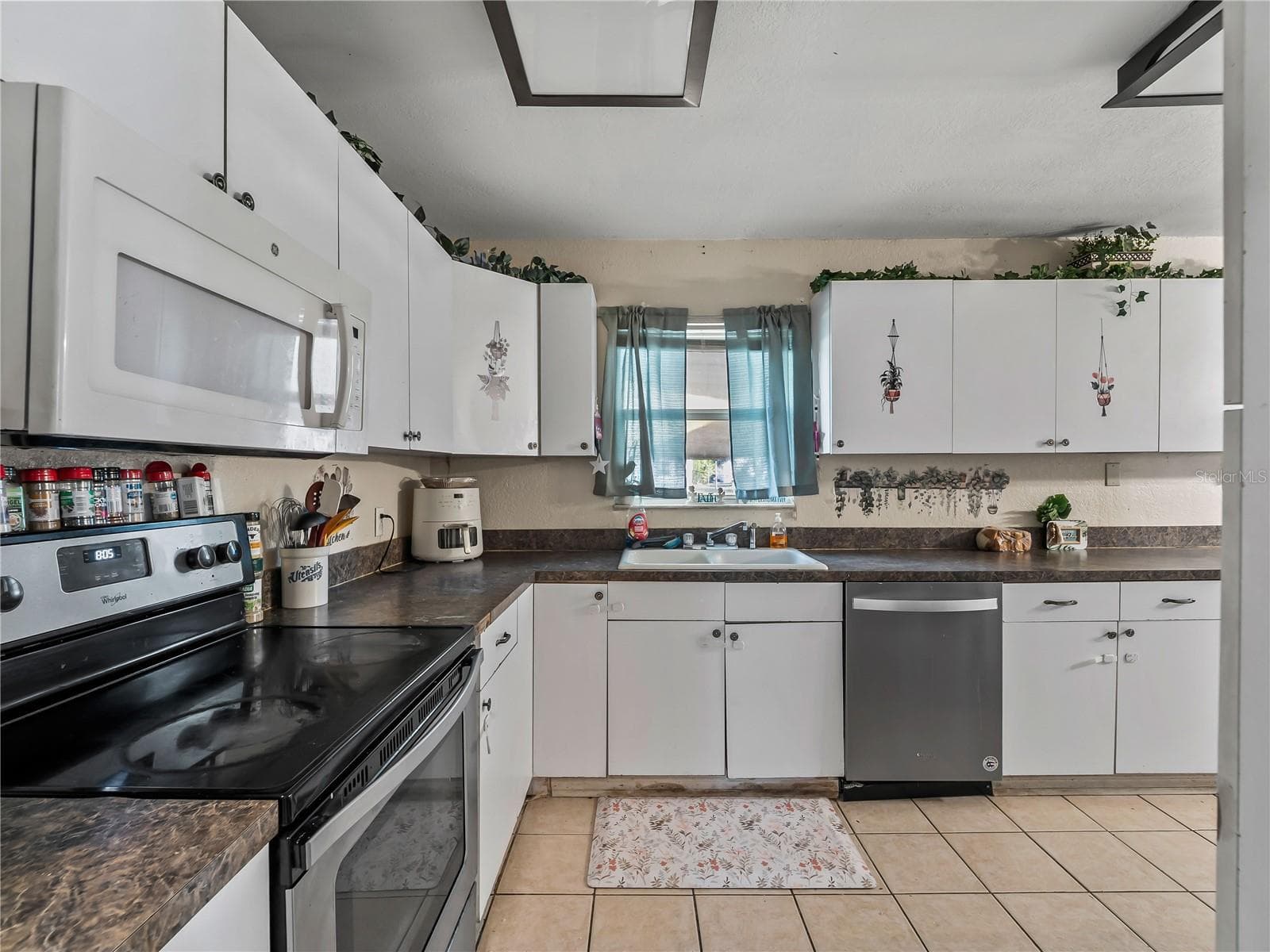 Kitchen_1018RedBayTer_PortCharlotte_WhiteCabinetry_Corner.jpg - 1018 RED BAY TER NW, PORT CHARLOTTE