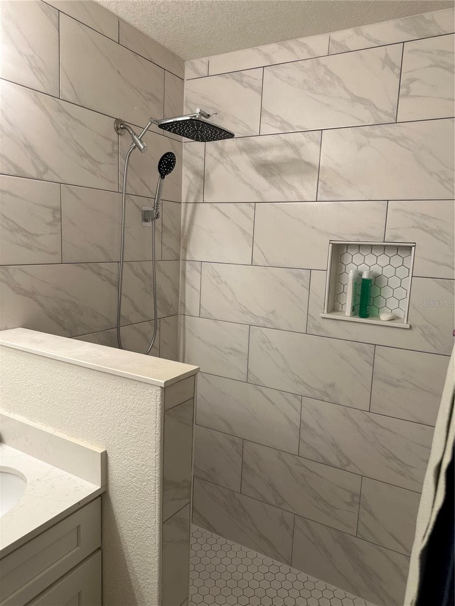Walk in shower - 10010 MCMAHON AVE, HASTINGS