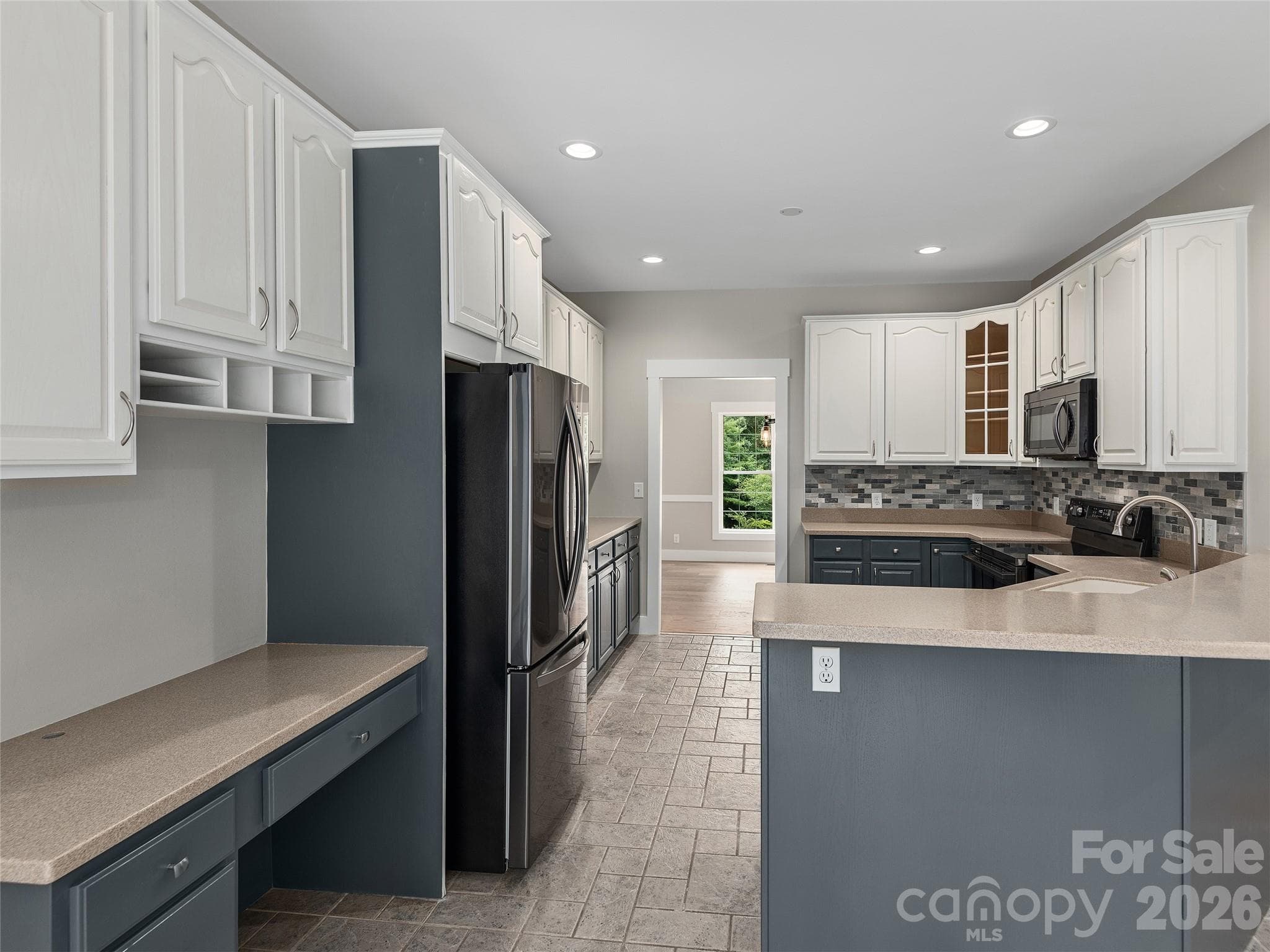 Single Family Residence at 104 Arrowood Lane, Hendersonville, photo 11 of 36