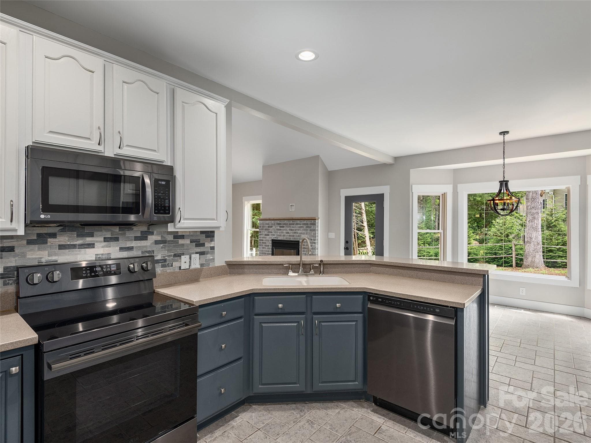 Single Family Residence at 104 Arrowood Lane, Hendersonville, photo 12 of 36