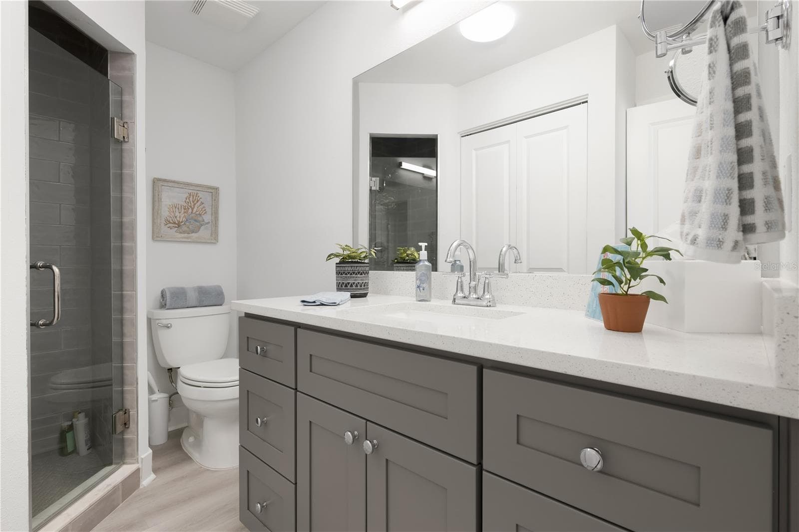 guest bath with walk in shower - 524 SPANISH DR S #125, LONGBOAT KEY