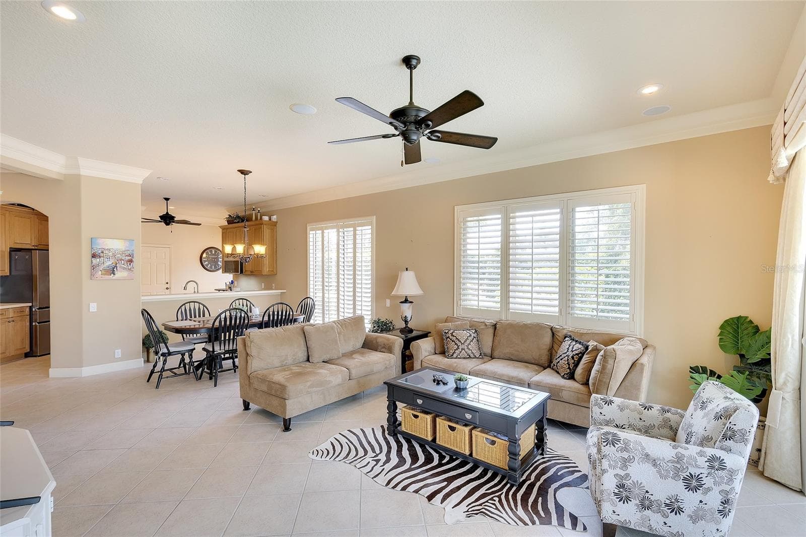 7 1/4 " crown molding, plantation shutters - 9735 53RD DR E, BRADENTON