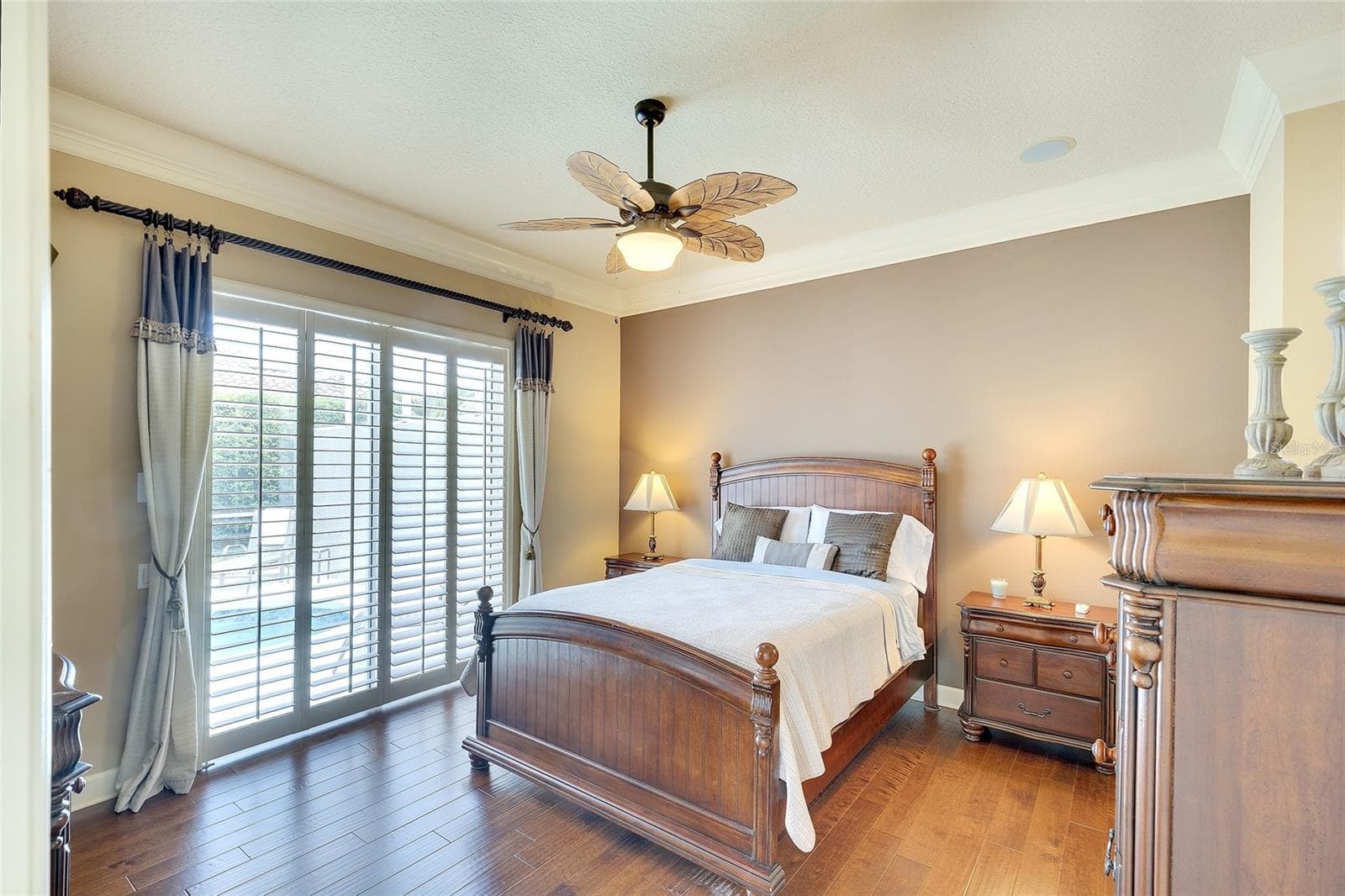 Owners retreat with beautiful engineered wood floors - 9735 53RD DR E, BRADENTON