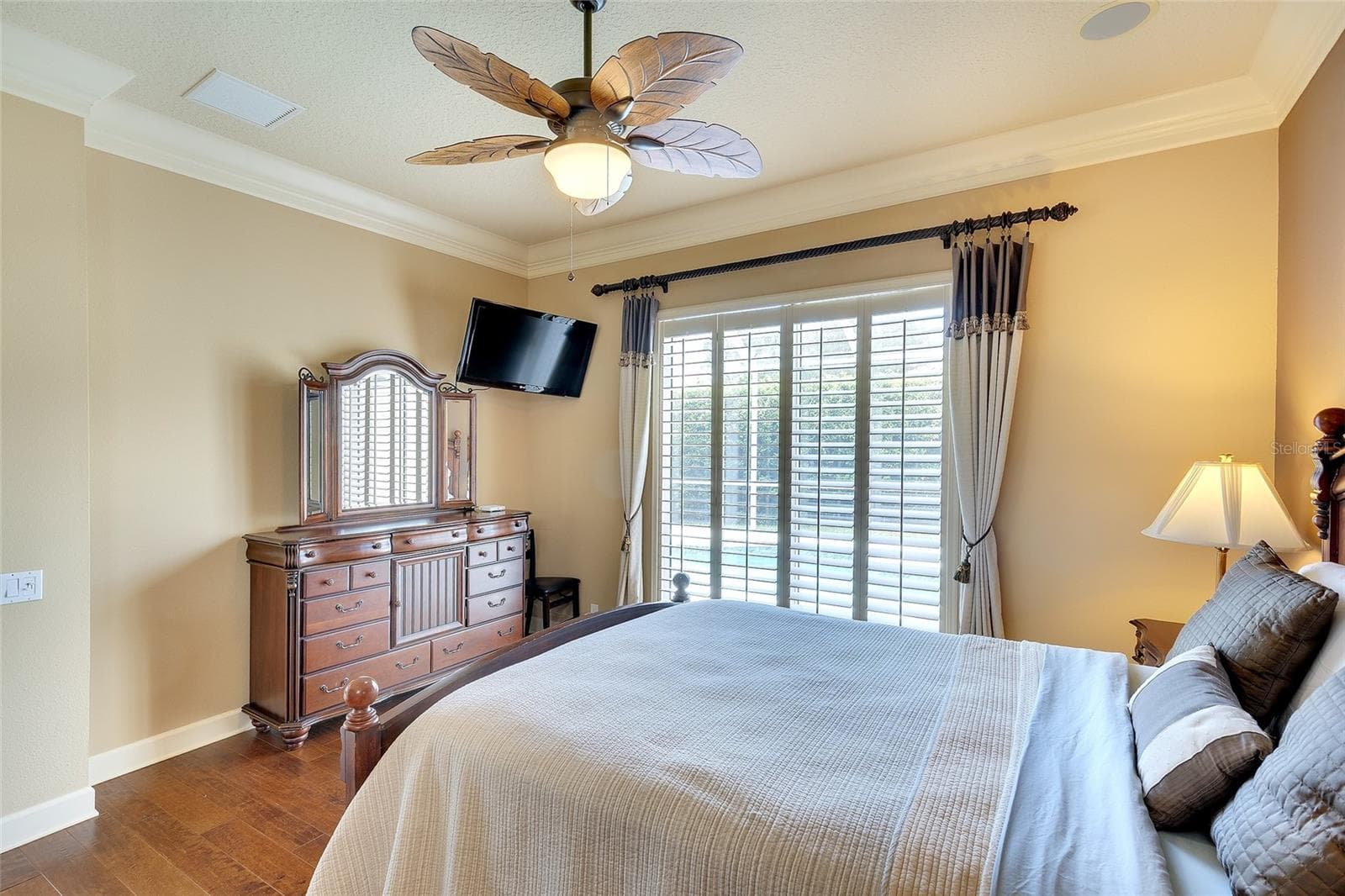 crown moldings, plantation shutters, decorative fan - 9735 53RD DR E, BRADENTON