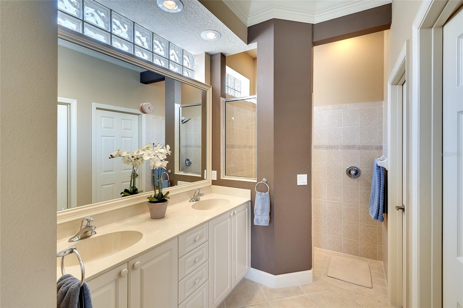 Primary bath with Roman shower - 9735 53RD DR E, BRADENTON