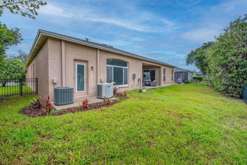 Single Family Residence at 16135 BRIDGEDALE DR, LITHIA, photo 31 of 40