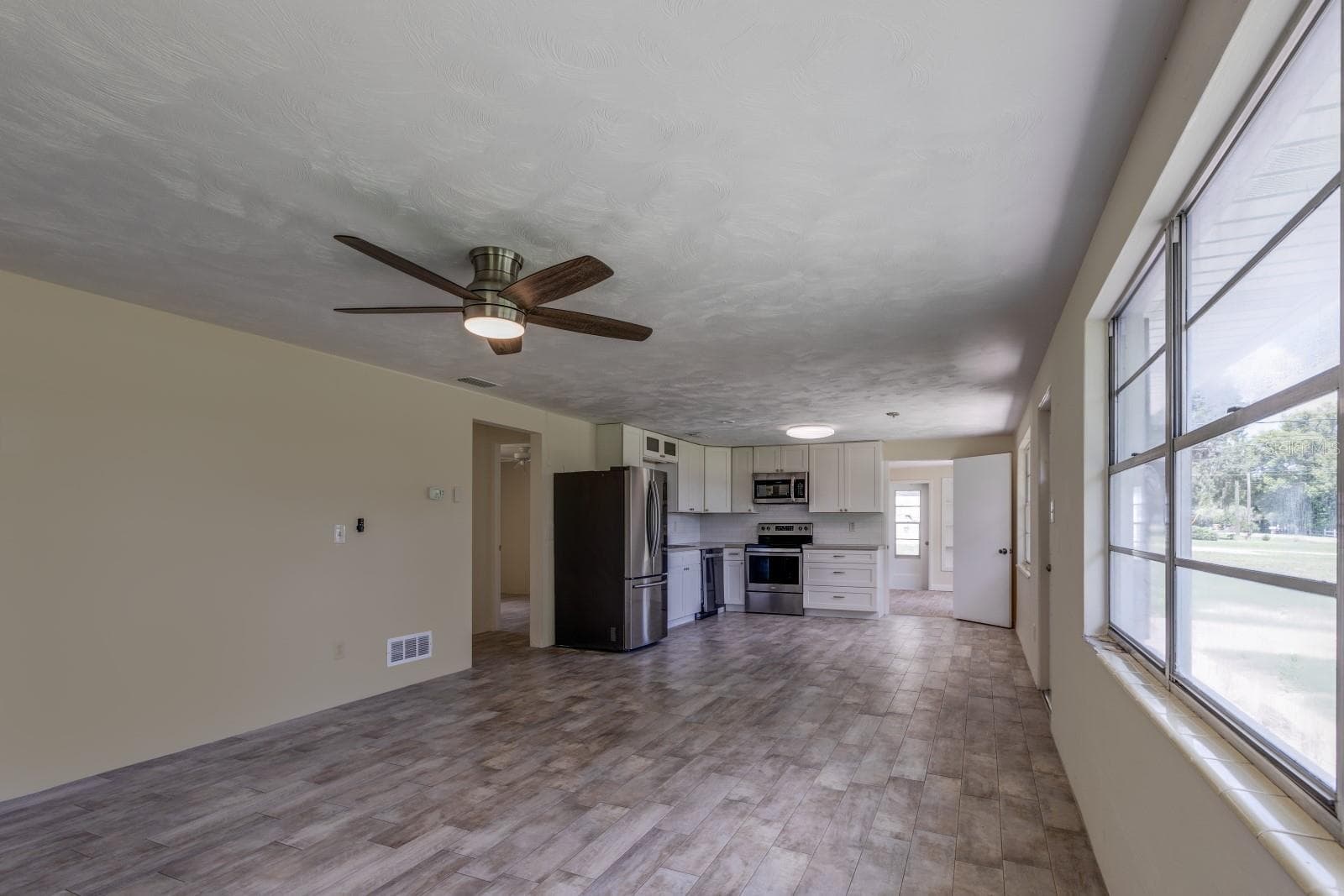 Open concept living to kitchen - 5222 EAGLES NEST RD, FRUITLAND PARK