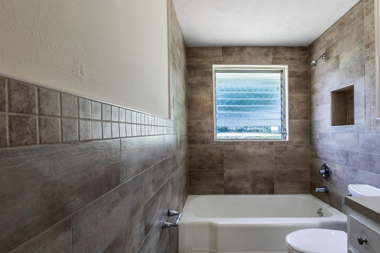 Master bath- tub/shower - 5222 EAGLES NEST RD, FRUITLAND PARK