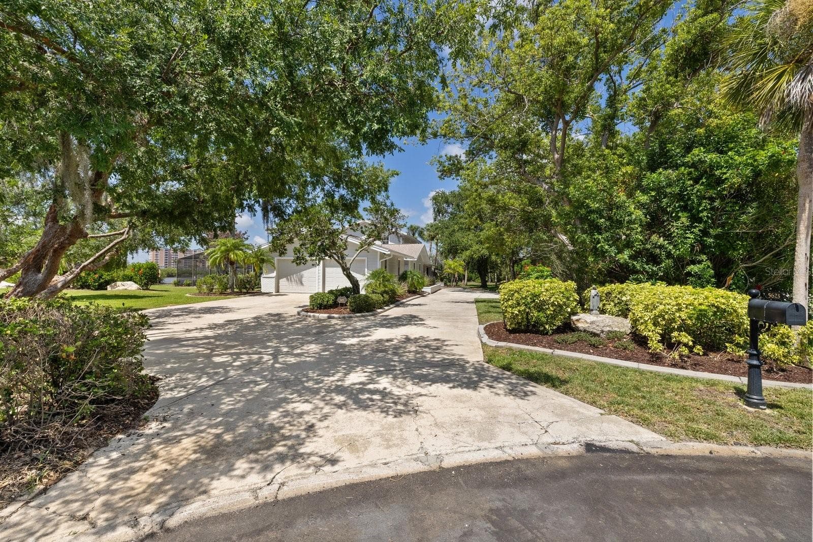 Long driveway with parking and circle driveway and garage - 5623 HULL CT, NEW PORT RICHEY