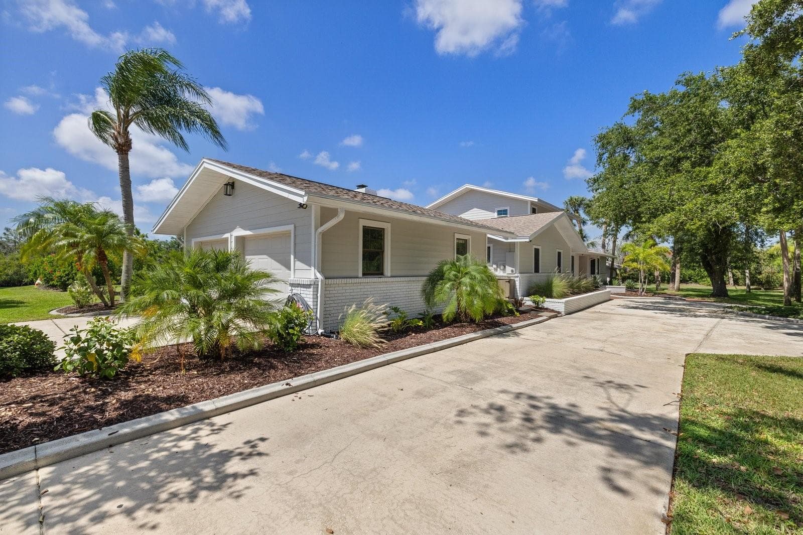 Driveway beside garage to front entry or breezeway entrance - 5623 HULL CT, NEW PORT RICHEY