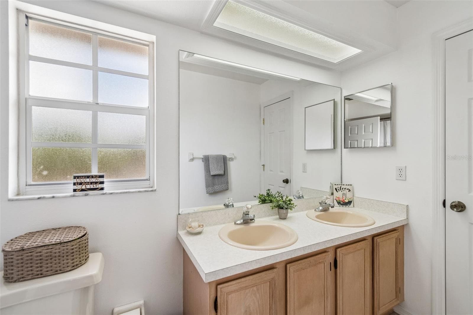 Single Family Residence at 10735 SE DRUMMOND RD, TAMPA, photo 19 of 34