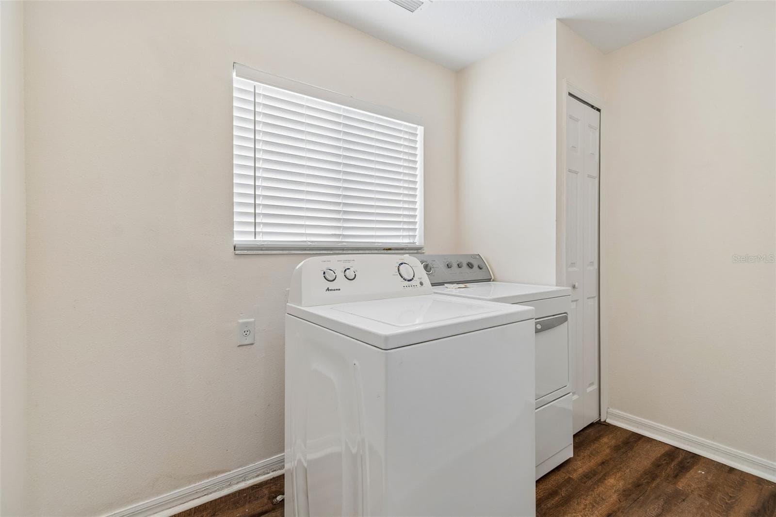 Laundry room - 3307 PINE TOP DR, VALRICO