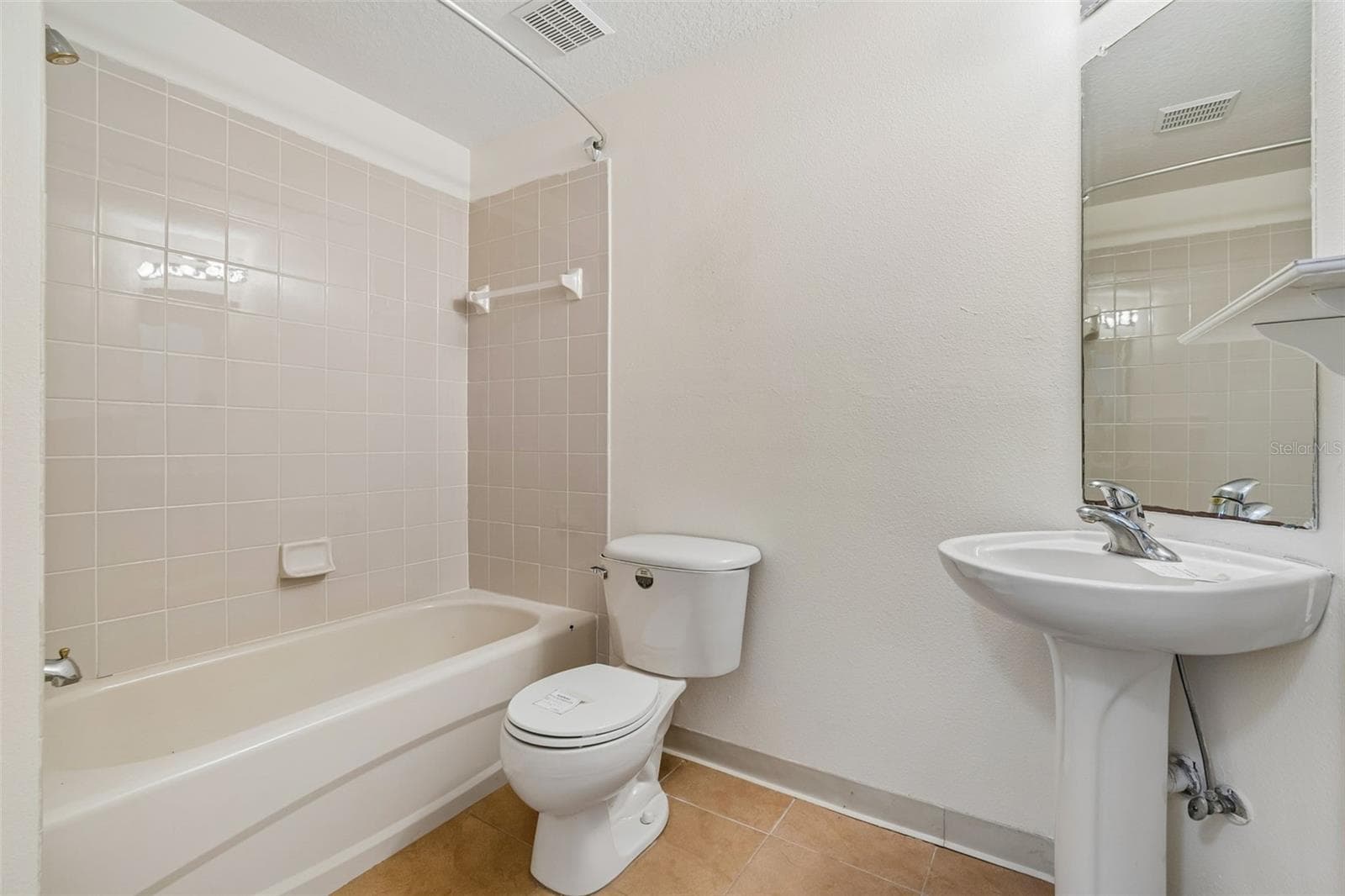1st floor bathroom - 3307 PINE TOP DR, VALRICO